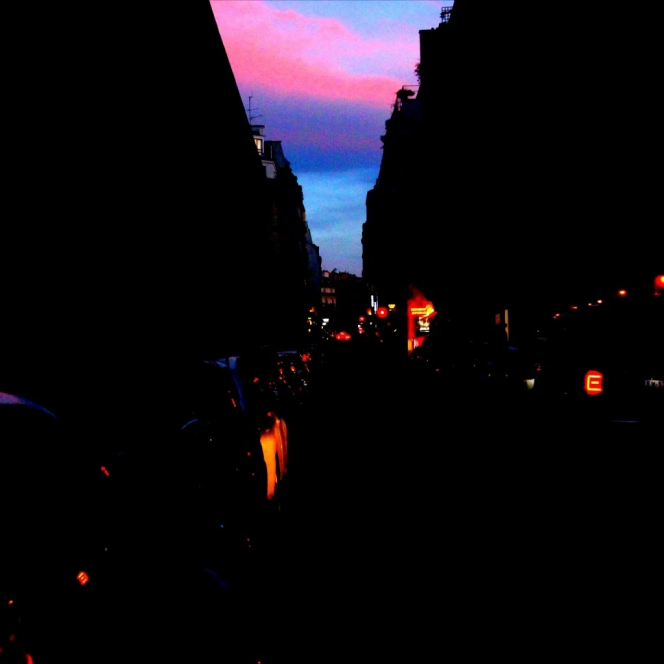 Rue de Paris la nuit